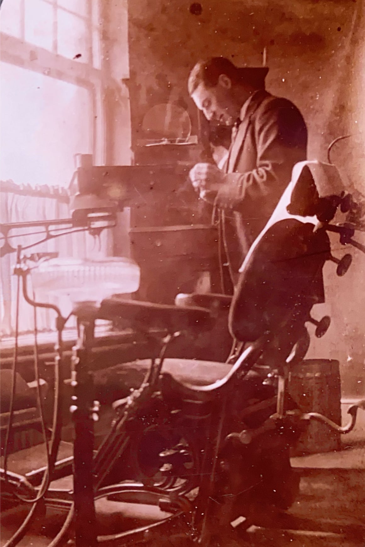 Urgroßvater in eigener Zahnarztpraxis,&nbsp;Exeter | UK